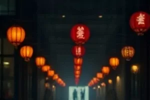 亲子片单《假期前夜》横版封面，行李箱与摊开的地图